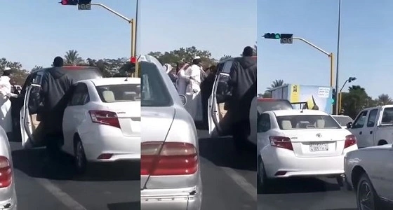 بالفيديو .. تشابك بين مواطنين بإشارة مرور بنجران