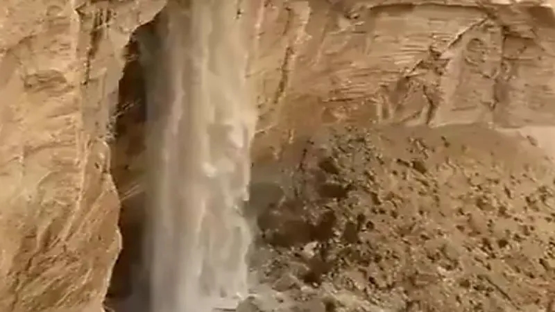 شاهد.. شلالات الحريق بجنوب الرياض 