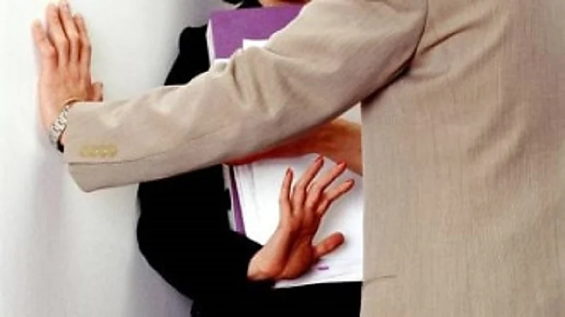 تحرش بطالبة يطيح بأستاذ جامعي من منصبه