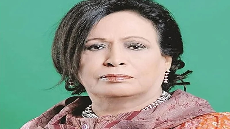 شاهد.. معجب صيني يفاجأ حياة الفهد ويقدم لها باقة من الورد في موقع التصوير