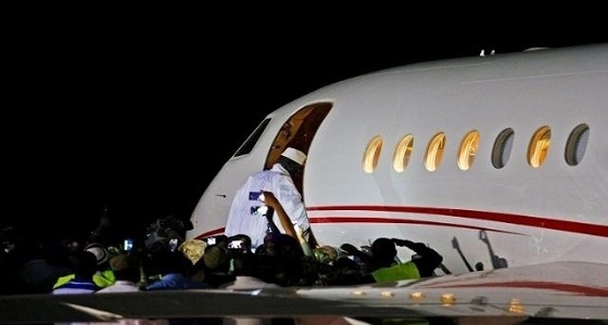 رئيس غامبيا السابق يغادر إلى منفاه