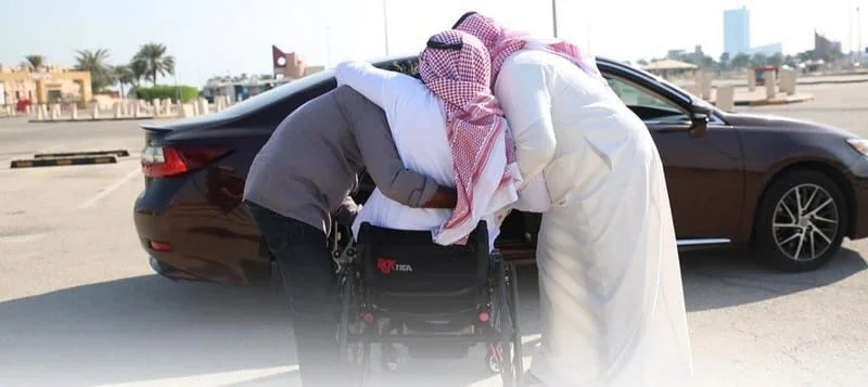 بالفيديو .. مواطنة تستخدم سيارتها الخاصة في توصيل الأسر المحتاجة مجانًا