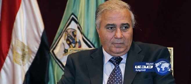 بالفيديو.. شاب يهاجم المارة بساطور في الطريق العام