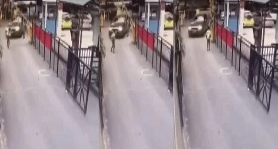 بالفيديو.. بوابة إلكترونية تحمل طفلا وتعلق رأسه في الهواء