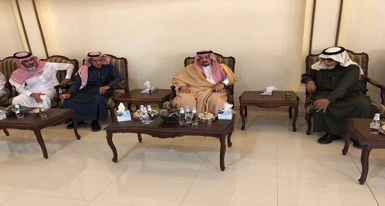 بالصور.. أمير الرياض يعزي محافظ الخرج في وفاة والده