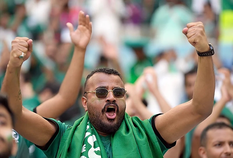 بالصور.. ممثلي قطر منعزلون بحضور ملك العرب