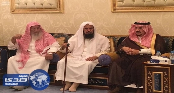 صور| أمير الرياض يعزي بطل محطة الوقود في وفاة والدته