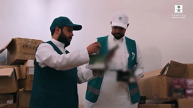 مداهمة مصنع سري لتزوير منتجات التبغ داخل فيلا شمال الرياض..فيديو