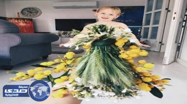 بالصور.. طفلة ترتدي فساتين من الطعام والزهور تٌشعل الأنترنت
