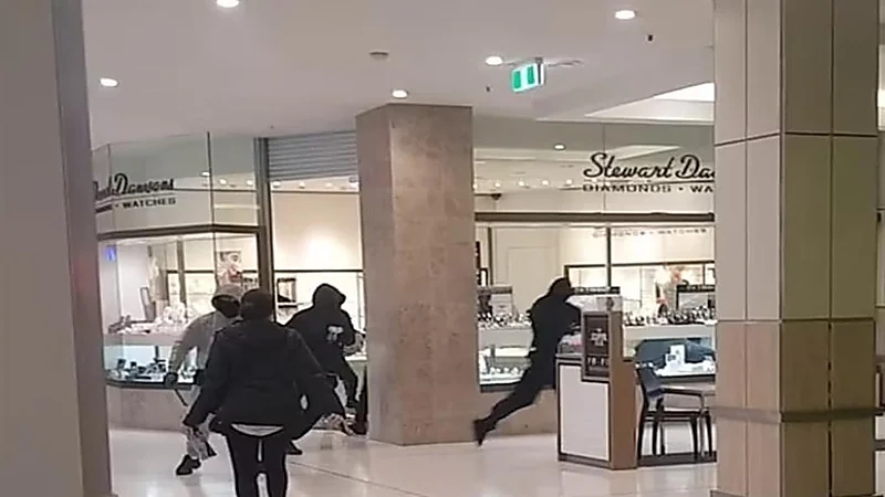شاهد.. لحظة اقتحام لصوص متجر وسرقة المجوهرات