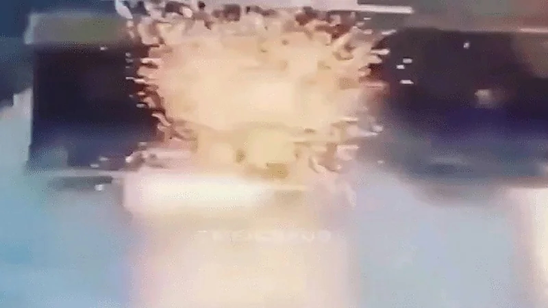 شاهد.. صاعقة رعدية تضرب رجلاً في إندونيسيا