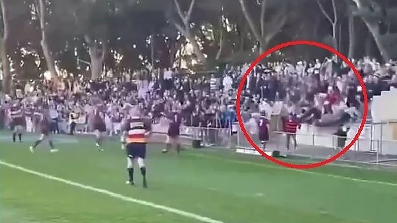 شاهد.. لحظة انهيار مدرجات ملعب وسقوط عشرات المشجعين