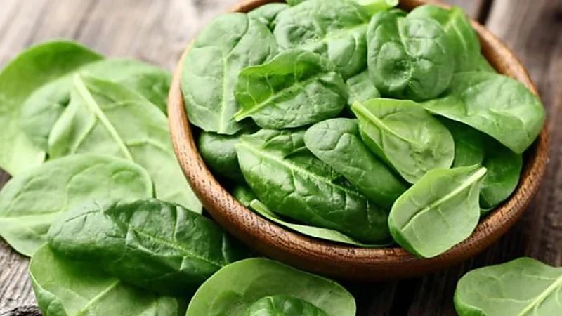 البصل والسبانخ من بينها.. أطعمة تنقي الجسم من السموم