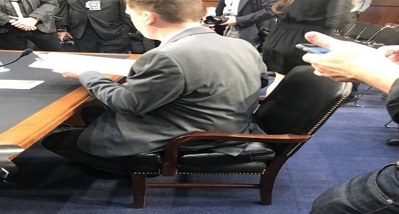 بالصور.. وسادة أسفل مؤسس " فيسبوك " تثير الجدل والسخرية