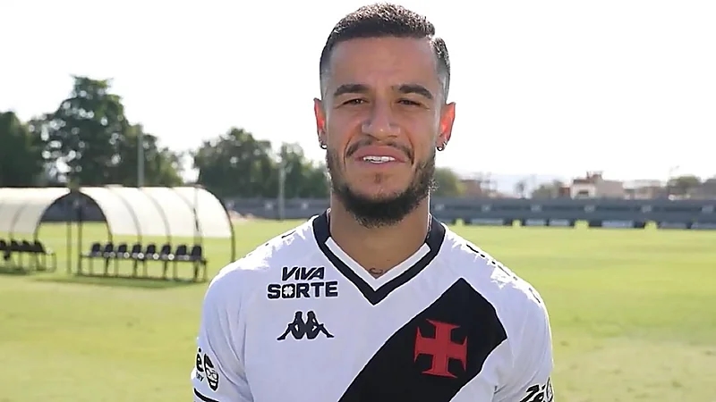 دوي إطلاق نار يقطع مقابلة صحفية لفيليبي كوتينيو لاعب ليفربول السابق.. فيديو