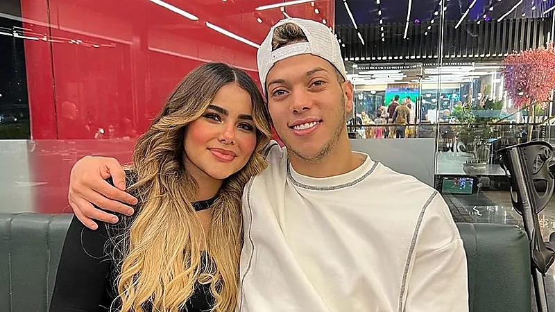 إمام عاشور يُهدي زوجته درع رجل المباراة .. فيديو