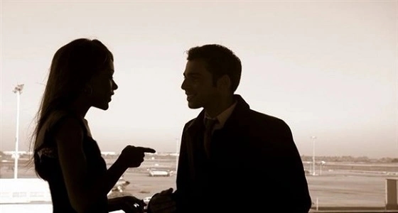 شاب يجبر خطيبته على رفض وظيفة لسبب غريب