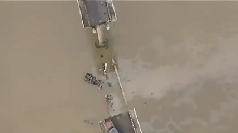 مصرع 10 أشخاص بعد انهيار جسر وسقوط مركبات في النهر.. فيديو