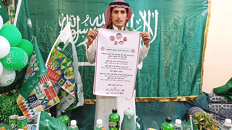 بالصور .. مواطن ينظم احتفالات اليوم الوطني على طريقته الخاصة