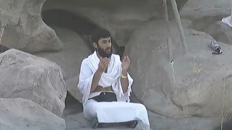 شاهد.. حاج من أعلى جبل الرحمة يتضرع بالدعاء في صباح يوم عرفة