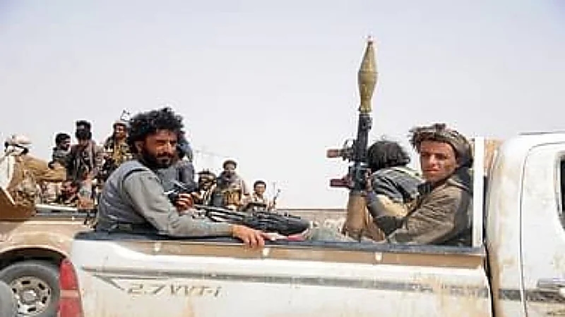 فيديو .. ميليشيا الحوثي تقتحم منزل شيخ قبلي وتروع نساءه وأطفاله