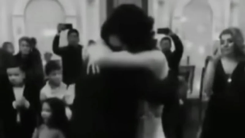 بالصور.. رجل يترك عروسه في حفل زفافهما ليحتضن زوجته الأولى ويبكي