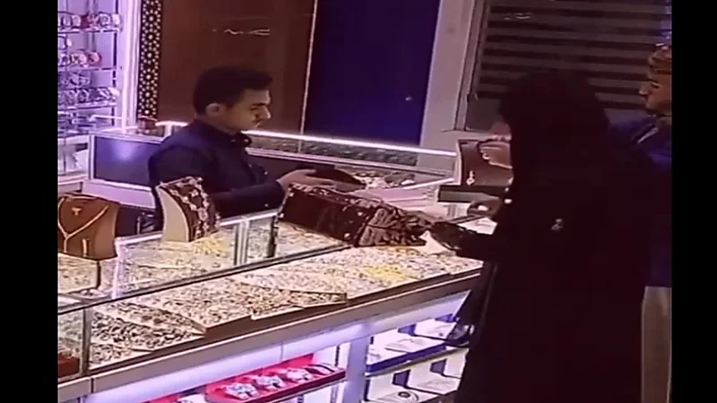 شاهد.. امرأة منتقبة تغفل بائع في محل مجوهرات وتسرق حزام ذهب