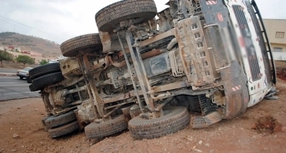 وفاة سائق إثر انقلاب شاحنة في الطائف