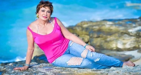 بالصور..لبلبة في إطلالة عشرينية بـ " الجينز " الممزق