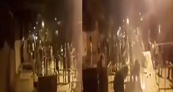 بالفيديو.. أحوازيون يغلقون الطريق أمام القوات الإيرانية بـ " العين "