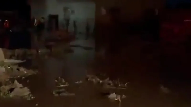 بالفيديو.. السيول والأمطار تتسبب بأضرار في ممتلكات ومركبات