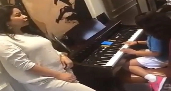 بالفيديو.. شيرين عبدالوهاب تغني مشاعر على عزف ابنتها