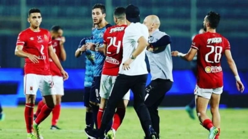 بالفيديو.. مشادة كلامية بين رمضان صبحي وعبدالمنعم في أرضية الملعب