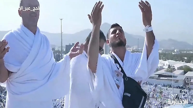 حجاج بيت الله الحرام يرفعون أيديهم تضرعا لله في جبل الرحمة⁩.. فيديو