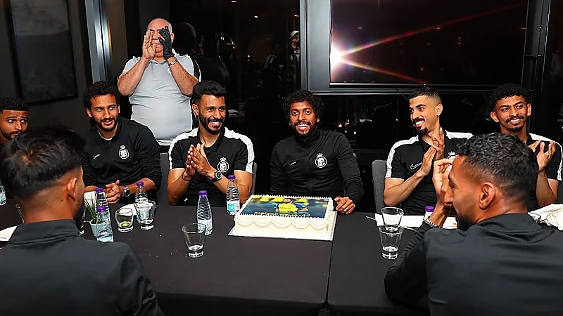 نجوم النصر يحتفلون بمولودة الصليهم قبل لقاء الشباب .. صور