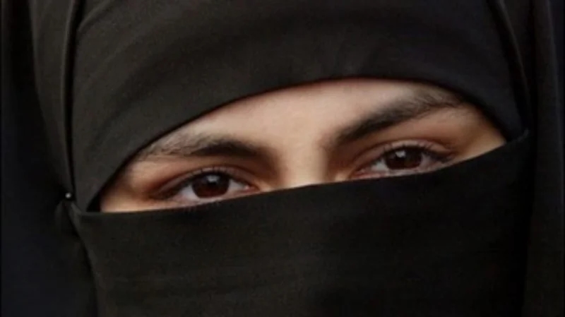 شاب يرتدي النقاب ليتمكن من رؤية عشيقته