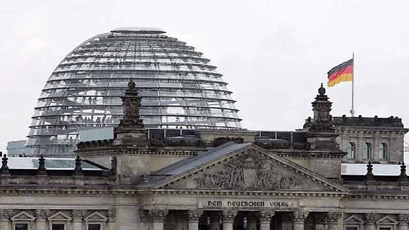 فيديو..نشطاء البيئة يلطخون نصبا كتبت عليه مواد الدستور الألماني بالنفط الخام