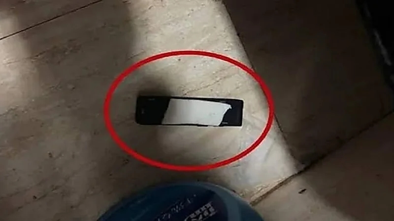 اكتشاف جوال مشغل بوضعية الفيديو داخل دورة مياه سيدات بمطعم شهير