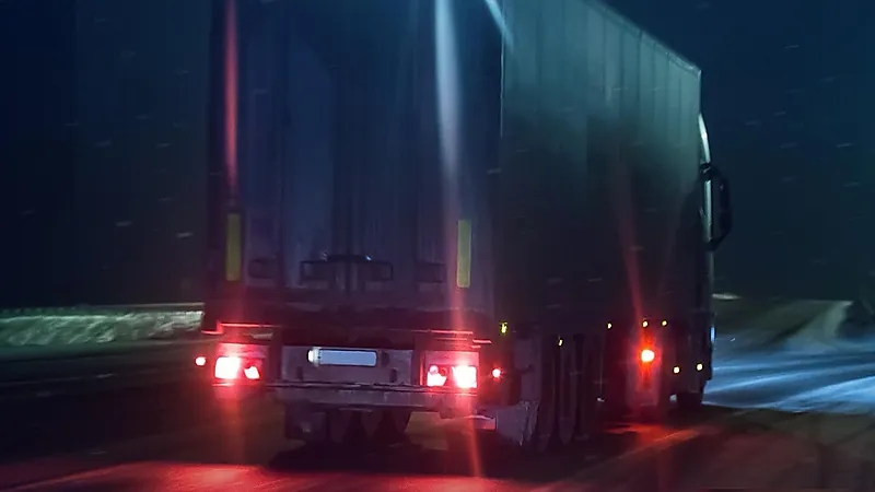 النقل: فرض عقوبات وغرامات للشاحنات الأجنبية المخالفة