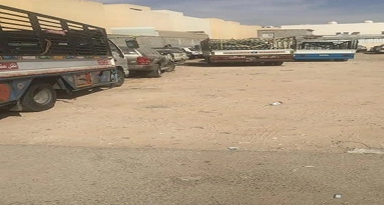 بالصور.. عمالة تبيع المستعمل تغلق طريق الأمير بندر وتزعج السكان