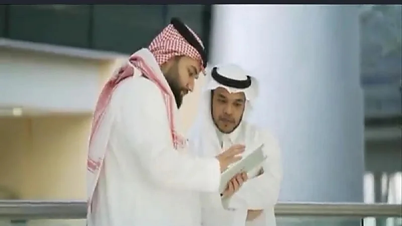 بالفيديو.. شخص يروع وافدا لحظة إطلاق صافرات الإنذار بالرياض