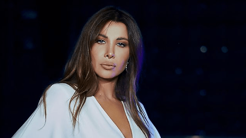 شاهد.. نانسي عجرم تفاجئ جمهورها بإطلالة جذابة 