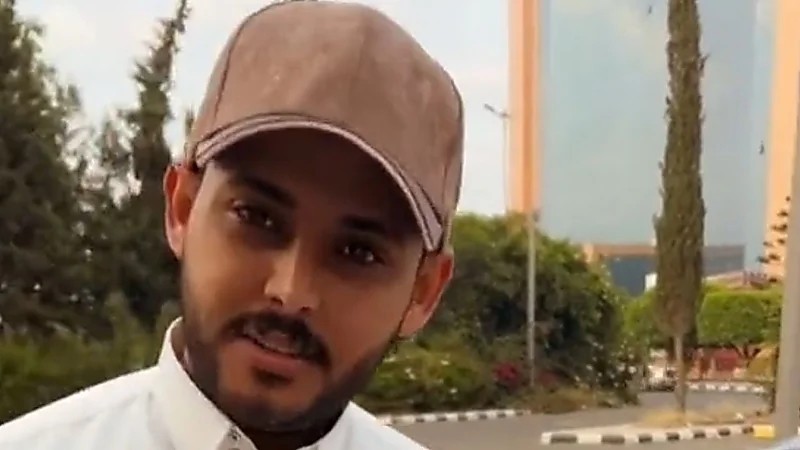 شاب يشرح أسعار لوحات السيارات : حرف واحد يرفع سعر اللوحة إلى 300 الف .. فيديو