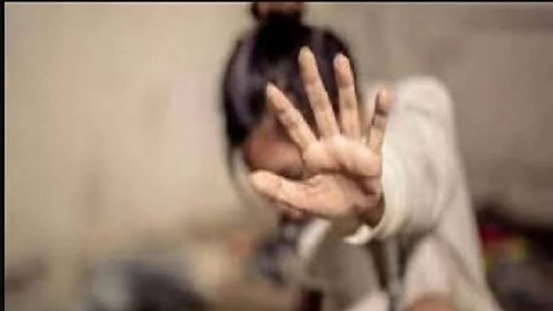 شاب يحاول اغتصاب موديل أجنبية بعد استدراجها لشقته 