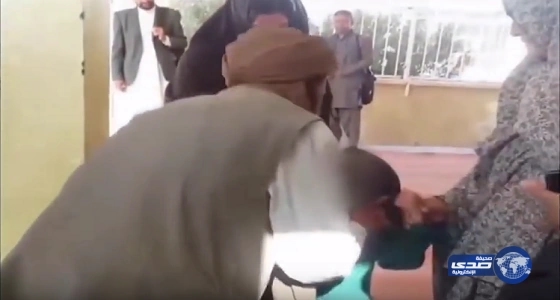 بالفيديو : أفغانى يبيع " طفلته " لخمسينى مقابل " ماعز "