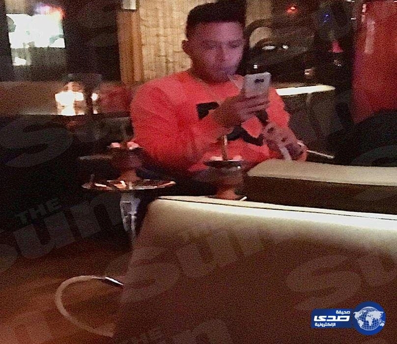 "ديباي" لاعب مان يونايتد يدخن الشيشة