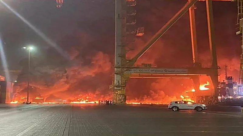 انفجار في سفينة تجارية راسية قبالة ميناء جبل علي بدبي "فيديو وصور"