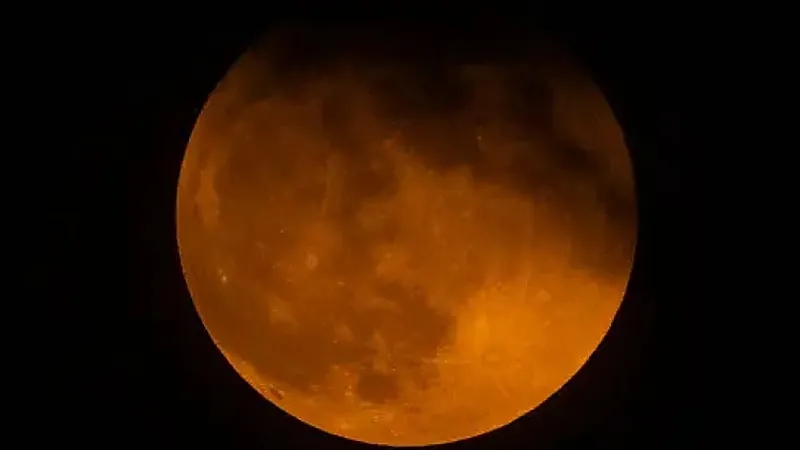 خسوف كلي للقمر في سماء المملكة والوطن العربي بعد 60 يوم