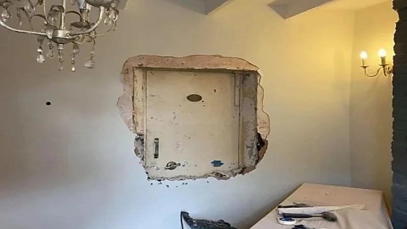 بالصور.. رجل يكتشف بابًا سريًا في منزله المسكون