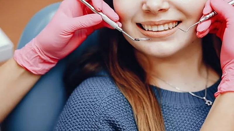 استشاري يقدم نصائح للحفاظ على صحة الأسنان